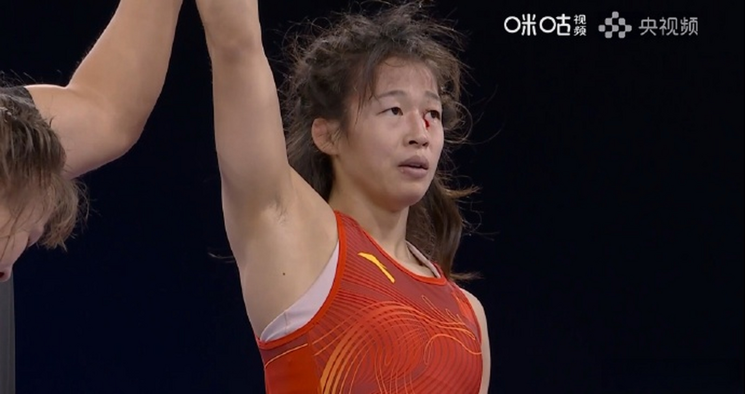 蒙古选手在摔跤比赛中斩获金牌