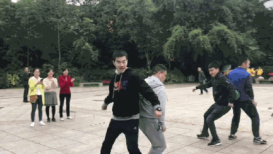 背靠背作战团结协作战队实力体现 背靠背作战团结协作战队实力体现