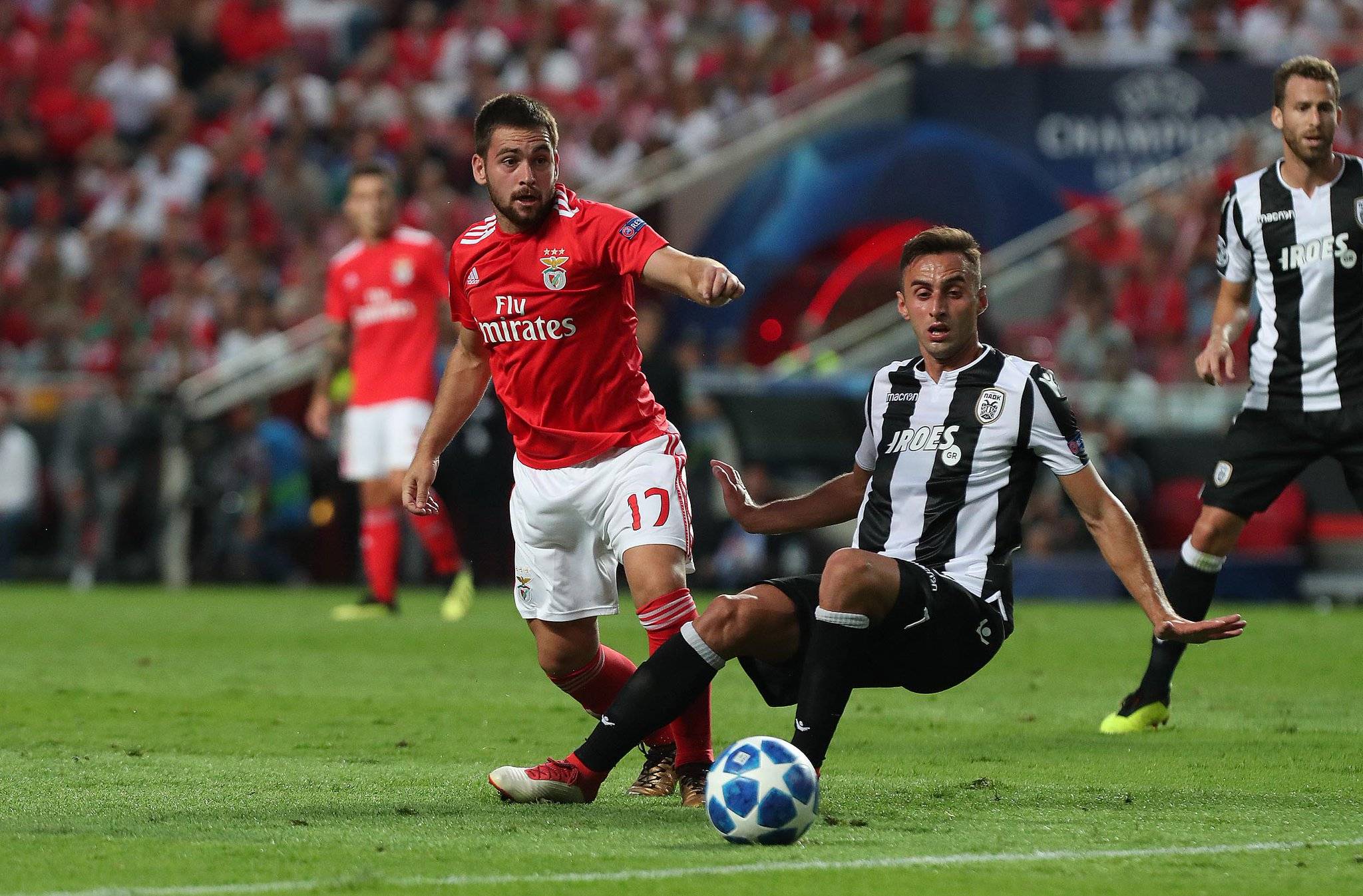 红红火火的球场较量,激情四射的比赛即将开始 红红火火的球场较量,激情四射的比赛即将开始