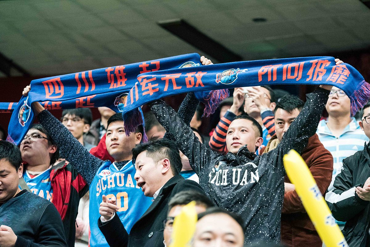 赛场上球员们的奋力拼搏引发了现场观众的热情 赛场上球员们的奋力拼搏引发了现场观众的热情