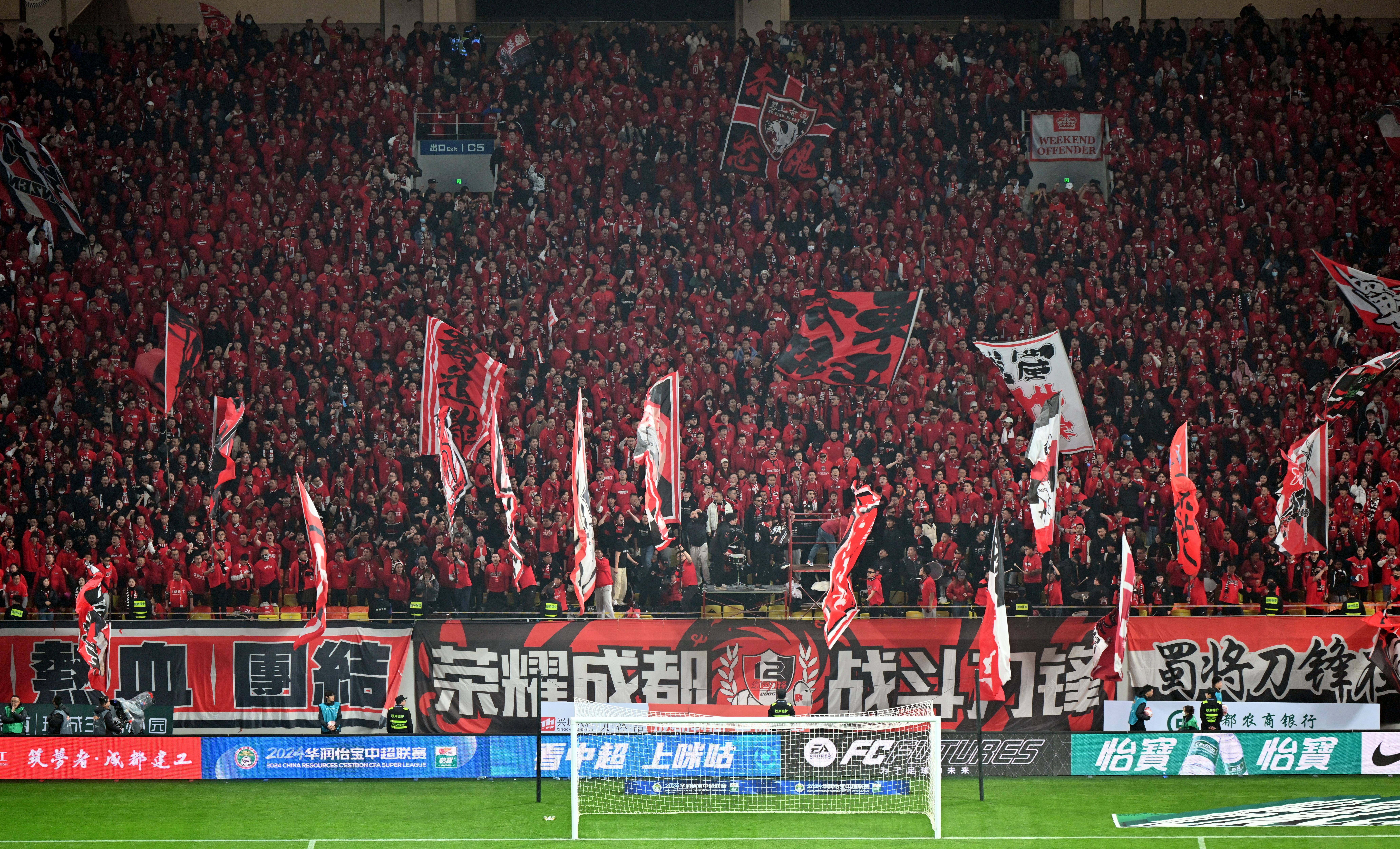 赛场上球员们的奋力拼搏引发了现场观众的热情 赛场上球员们的奋力拼搏引发了现场观众的热情