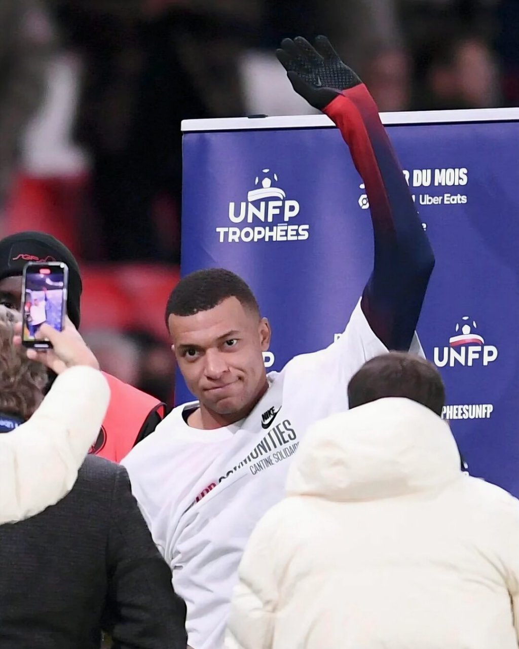 获奖球员在比赛中展现了出色的技术 获奖球员在比赛中展现了出色的技术