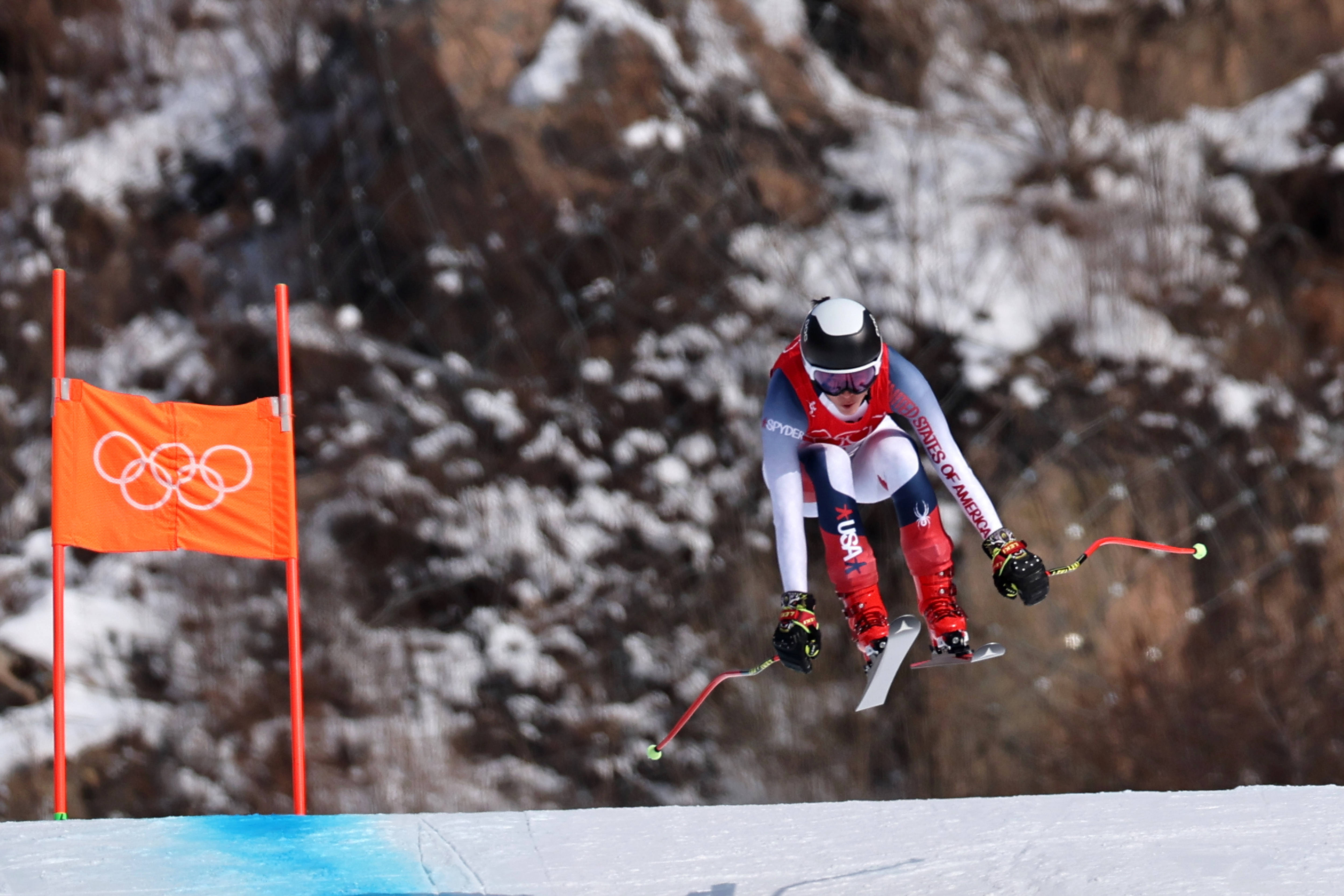 俄罗斯高山滑雪选手在雪道上尽显实力 俄罗斯高山滑雪选手在雪道上尽显实力