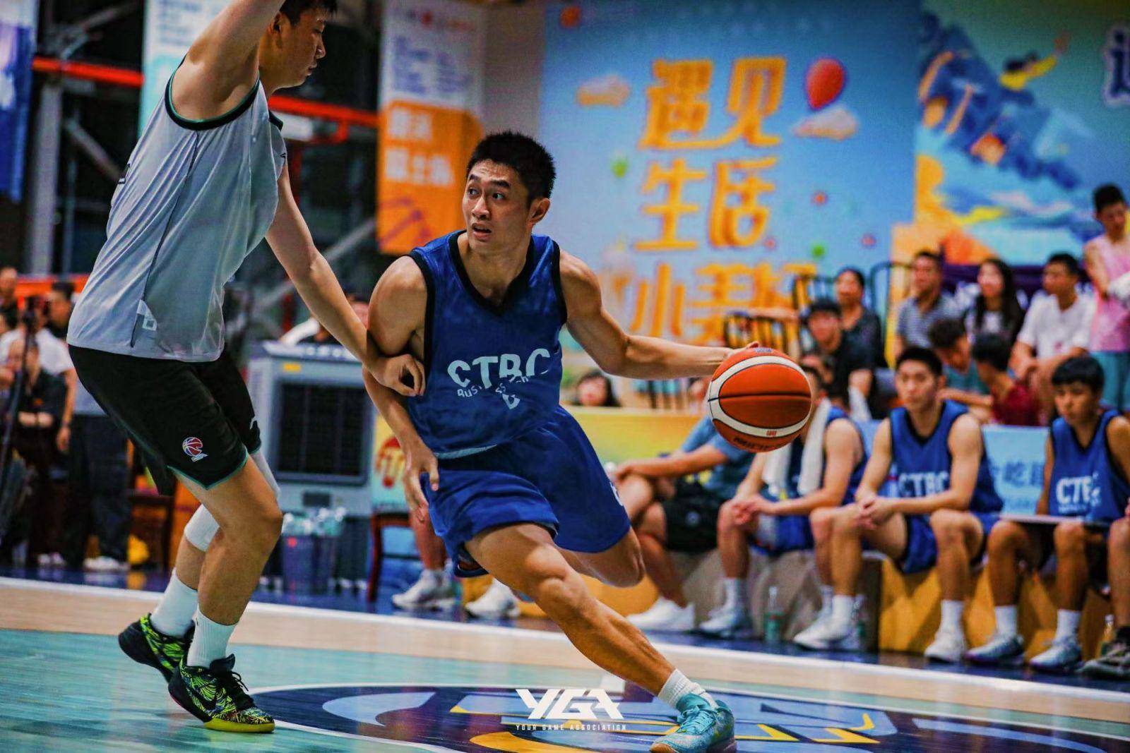 球场上的精彩比赛受人瞩目,球员力量雄厚 球场上的精彩比赛受人瞩目,球员力量雄厚