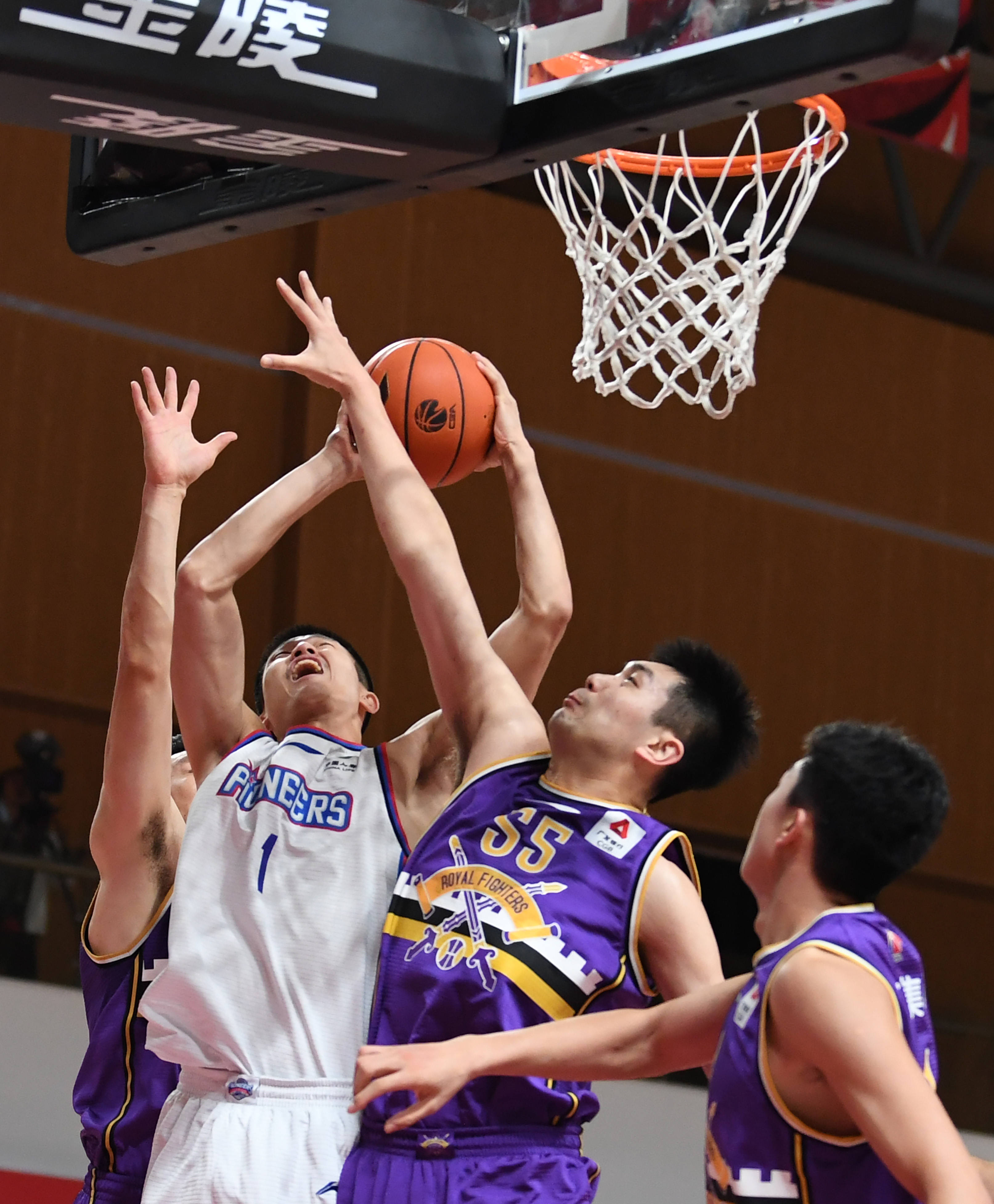 国内篮球职业赛事持续升温,球迷热情高涨 国内篮球职业赛事持续升温,球迷热情高涨